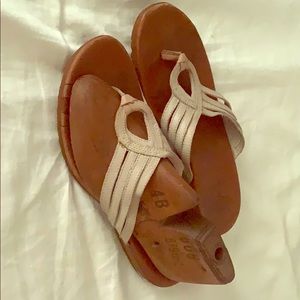 Merrell leather flip flops 7.5 Comfort NWOB